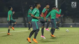 Pemain Timnas Indonesia U-19 melakukan pemanasan saat latihan perdana jelang laga melawan Jepang U-19 di Lapangan A Kompleks GBK, Jakarta, Kamis (22/3). Laga kedua tim akan digelar Minggu (25/3). (Liputan6.com/Helmi Fithriansyah)