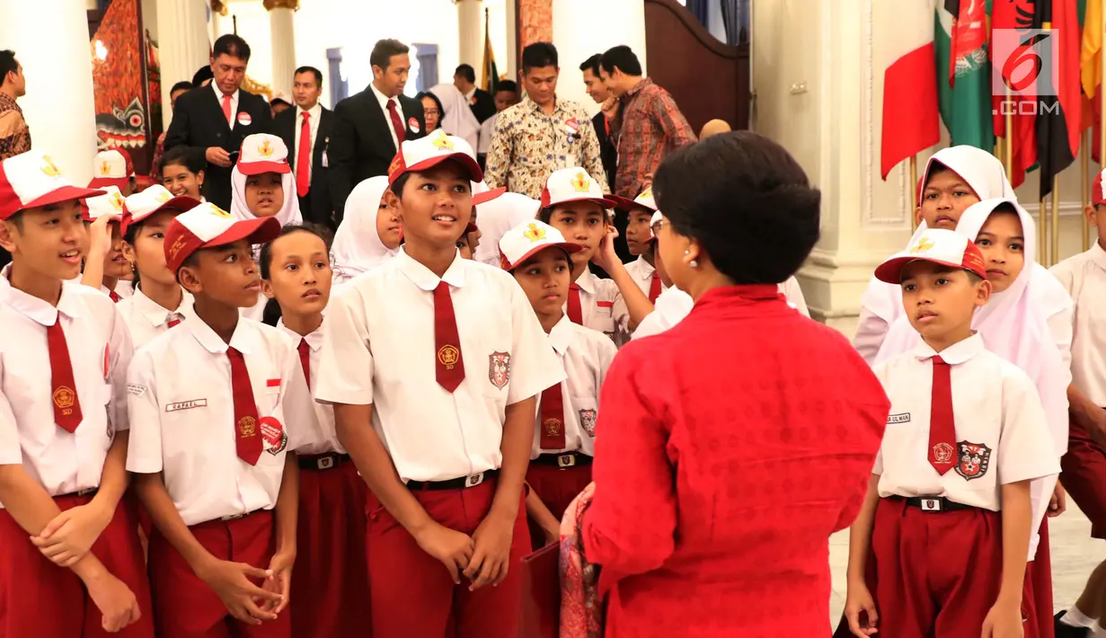 Para murid mendengarkan Menlu Retno Marsudi menjelaskan gedung Pancasila, Jakarta, Kamis (1/6). Gedung ini menjadi saksi sejarah saat Presiden Soekarno yang merupakan anggota BPUPKI berpidato di sidang BPUPKI pada 1 Juni 1945. (Liputan6.com/Angga Yuniar)