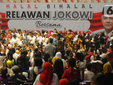 Bakal calon Presiden dari PDI Perjuangan Ganjar Pranowo menyapa pendukungnya saat menghadiri acara halal bihalal relawan Jokowi di Hall Basket, Gelora Bung Karno, Senayan, Jakarta, Sabtu (13/5/2023). Malam. (merdeka.com/Imam Buhori)