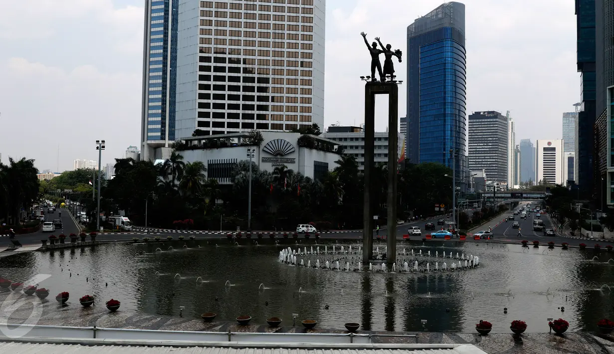 Situasi lalu lintas di kawasan Bundaran HI, Jakarta tampak lengang, Selasa (1/9/2015). Arus lalu lintas di kawasan Bundaran HI terlihat sepi dari pedemo. (Liputan6.com/Yoppy Renato)