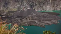 Ilustrasi Gunung Rinjani. (Foto oleh ROMAN ODINTSOV: https://www.pexels.com/id-id/foto/alam-cerah-biru-pegunungan-4552428/)