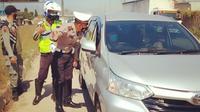 Personel gabungan memeriksa kendaraan yang keluar dari Gerbang Tol Cileunyi, Kabupaten Bandung, Sabtu (24/4/2021). Polresta Bandung mengarahkan kendaraan yang tidak melengkapi dokumen persyaratan perjalanan selama larangan mudik 2021. (Foto: Dok TMC Polresta Bandung)