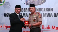 Kapolda Jawa Barat Irjen Agung Budi Maryoto mendapat gelar Uswah Utama dari DMI Jabar (Liputan6.com/ Arya Prakasa)