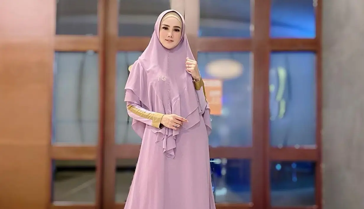 Wanita 42 tahun ini sering memadukan gamis dan hijab yang digunakan dengan warna senada. Bahkan, penampilan syarinya ini juga curi perhatian netizen. (Liputan6.com/IG/@mulanjameela1)