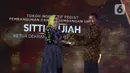 Direktur Konten KLY Wenseslaus Manggut saat memberika penghargaan kepada Ketua  DEKRANASDA Tarakan Sitti Rujiah dalam Anugrah Inspiratif Liputan6.com di Jakarta, Sabtu (8/7/2023). Dengan  kategori Tokoh inspiratif pegiat pembangunan dan pengembangan UMKM. (Liputan6.com/Angga Yuniar)