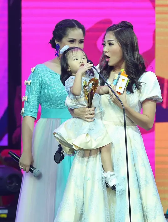 Hampir setiap hari, istri dari Ruben Onsu ini menyiapkan makanan untuk suami dan buah hatinya, Thalia. (Bambang E. Ros/Bintang.com)