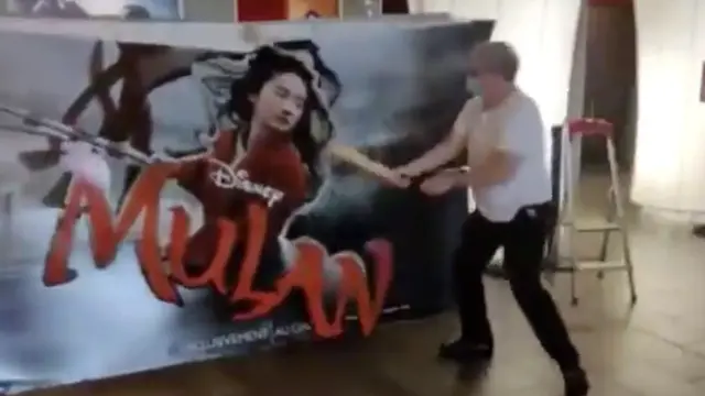 Pemilik Bioskop Hancurkan Papan Promo Mulan
