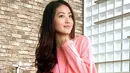 Coba lihat, di foto ini Natasha hadir dengan blouse lengan panjangnya yang berwarna pink serta ia padukan dengan celana jeansnya. Ia pun juga memakai kalung yang menambah tampilannya makin manis. (Instagram/natashawilona12)