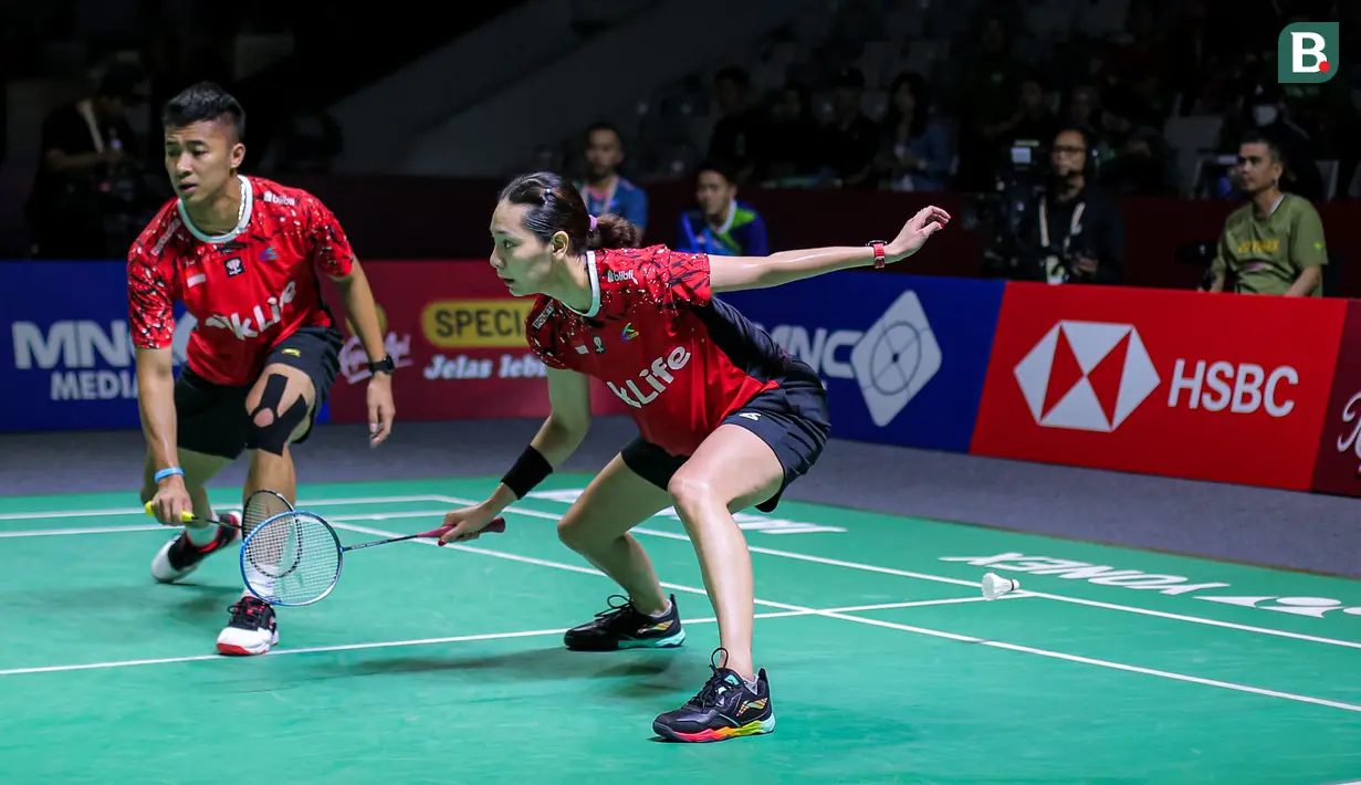 Pebulu tangkis ganda campuran Indonesia, Dejan Ferdinansyah/Gloria Emanuelle Widjaja gagal mengembalikan kok ke arah pasangan Thailand, Dechapol Puavaranukroh/Sapsiree Taerattanachai pada babak perempat final Indonesia Open 2024 di Istora, Senayan, Jakarta, Jumat (07/06/2024). (Bola.com/Bagaskara Lazuardi)