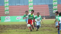 Peserta menggiring bola pada pertandingan babak penyisihan MILO Football Championship Jakarta di GOR Soemantri Brodjonegoro, beberapa waktu lalu. (Dok Milo)