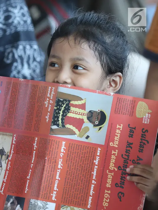 Seorang anak tertawa saat menyaksikan aksi pementasan cerita sejarah pertempuran pasukan Mataram di Museum Nasional Indonesia, Jakarta, Minggu (29/4). Dongeng tersebut berkisah penyerangan Sultan Agung ke Batavia. (Liputan6.com/Helmi Fithriansyah)