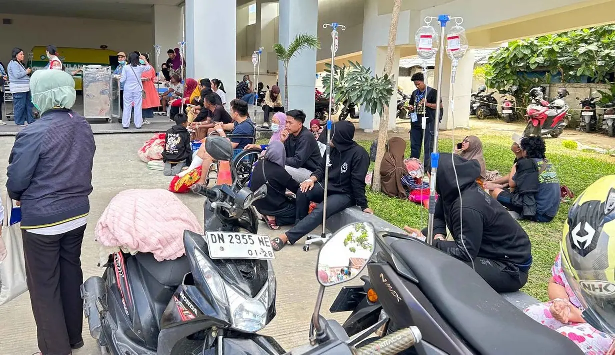 Pasien dievakuasi ke luar rumah sakit setempat menyusul gempa di Palu, Sulawesi Tengah, Selasa 16 Juni 2026. (AP Photo/Taufan Bustan)