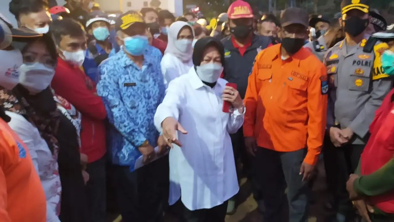 Menteri Risma dalam tinjauan langsung area terdampak banjir bandang di kecamatan Sukawening Garut, Jawa Barat.