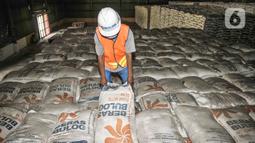 Pekerja menata susunan karung beras di Gudang Bulog Divisi Regional DKI Jakarta, Kelapa Gading, Kamis (18/3/2021). Meski Menko Perekonomian Airlangga Hartarto dan Mendag Muhammad Lutfi memerintahkan untuk impor 1 juta ton beras dikarenakan masih banyak stok di gudang. (merdeka.com/Iqbal S Nugroho)