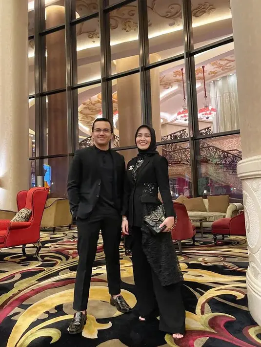 Setelah mulai go publick, Sahrul Gunawan mulai kerap menggandeng sang kekasih dalam berbagai acara. Pria biasa disapa Alul itu juga kerap mengandeng Dine kondangan. [Instagram/sahrulgunawanofficial]