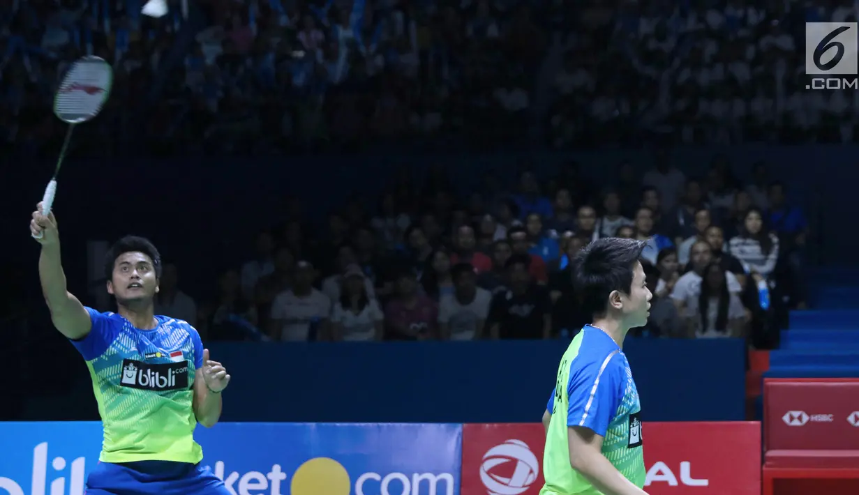 Ganda campuran Indonesia, Tontowi Ahmad/Liliyana Natsir mengembalikan kok ke arah Chan Peng Soon/Goh Liu Ying (Malaysia) pada Final Indonesia Open 2018 di Istora GBK, Minggu (8/7). Tontowi/Liliyana unggul 21-17, 21-8. (Liputan6.com/Helmi Fithriansyah)