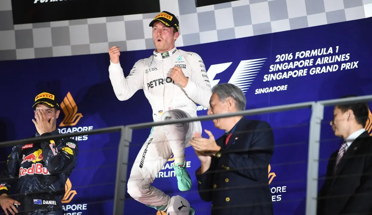 Pebalap Mercedes, Nico Rosberg, tampil meyakinkan saat memenangi balapan malam F1 GP Singapura, di Sirkuit Jalan Raya Marina Bay, Minggu (18/9/2016). (AFP/Mohd Rasfan)