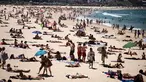 Warga Australia menghabiskan waktunya di pantai Bondi Sydney selama gelombang panas yang melanda wilayah Australia, (20/11/2015). Badan Meteorologi Australia mencatat suhu mencapai lebih dari 40 derajat celsius dan akan meningkat. (REUTERS/Jason Reed)