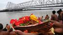 Umat Hindu melakukan ritual 'Tarpan' pada hari Pitrupaksh di Sungai Gangga di Kolkata (19/9). Hari Pitrupaksh menggambarkan hari ketika para dewa menciptakan dewi dewi untuk menghancurkan raja setan Asura. (AFP Photo/Dibyangshu Sarkar)