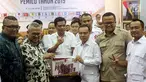 Wakil Ketua Umum Partai Gerindra Sufmi Dasco Ahmad (ketiga kanan) bersama pengurus DPP Gerindra menyerahkan berkas pengajuan bakal caleg kepada Ketua KPU Arief Budiman di kantor KPU, Jakarta, Selasa (17/7). (Liputan6.com/Johan Tallo)