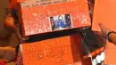 Tumpukan kardus berisi tas mewah yang disita dalam penggeledahan di tiga apartemen mantan Perdana Menteri Malaysia Najib Razak di Kuala Lumpur, Jumat (18/5). Pihak Kepolisian menyita 284 tas mewah termasuk merek Hermes dan Birkin. (AP Photo)