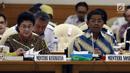 Menteri Sosial Idrus Marham (kanan) bersama Menteri Kesehatan Nila F Moeloek (kedua kanan) saat mengikuti rapat konsultasi dengan pimpinan DPR di Kompleks Parlemen, Jakarta, Kamis (1/2). (Liputan6.com/JohanTallo)
