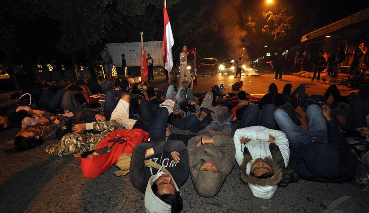 Ratusan mahasiswa berunjuk rasa di depan Kampus IISIP Jakarta untuk menolak kenaikan harga BBM, Selasa (18/11/2014) (Liputan6.com/Miftahul Hayat)