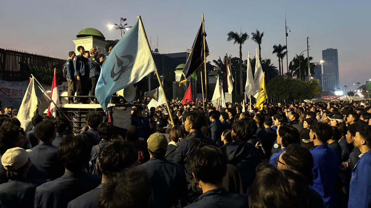 Demo Depan DPR, Massa Masih Bertahan