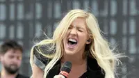 Ellie Goulding dan band pengiringanya berdiri di atas panggung dengan tenang saat Love Me Like You Do dan Burn mulai terdengar dan mengguncang seluruh stadion. (AFP/Bintang.com)
