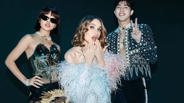 Cinta Laura Kenakan Gaun Mini Dipadukan Selendang Bulu di JFW 2025. [@claurakiehl]