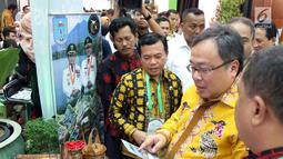Menteri PPN / Kepala Bappenas Bambang Brodjonegoro meninjau pameran pada acara Pemberian Sertifikat dari UNESCO Global Geopark di Kementerian PPN/Bappenas, Jakarta, Kamis (12/07). (Liputan6.com/HO/Bappenas)
