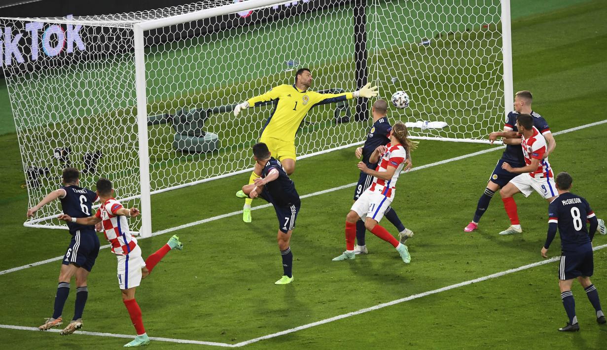 Menit ke-77, Kroasia memberikan pukulan pemungkas. Kali ini giliran Ivan Perisic yang mencetak gol. Eksekusi tendangan bebas Luka Modric berhasil dituntaskan Perisic menjadi gol dengan sundulan. (Foto: AP/Pool/Andy Buchanan)