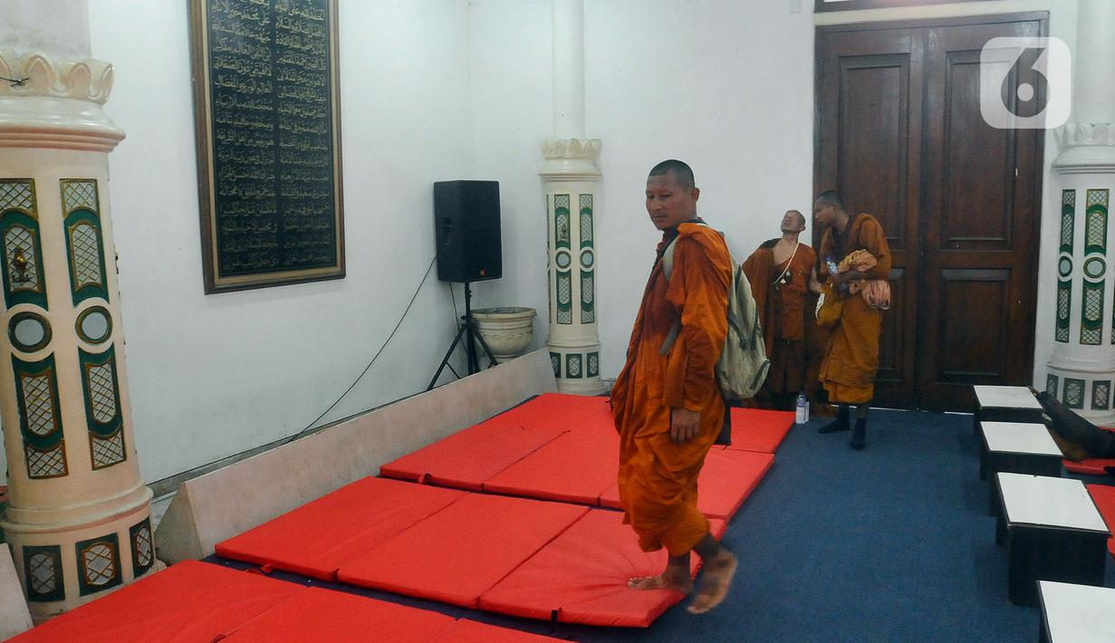 Para biksu segera beristirahat setibanya di Kanzus Sholawat.  Mereka beristirahat di ruangan yang telah disiapkan.  (merdeka.com/Arie Basuki)