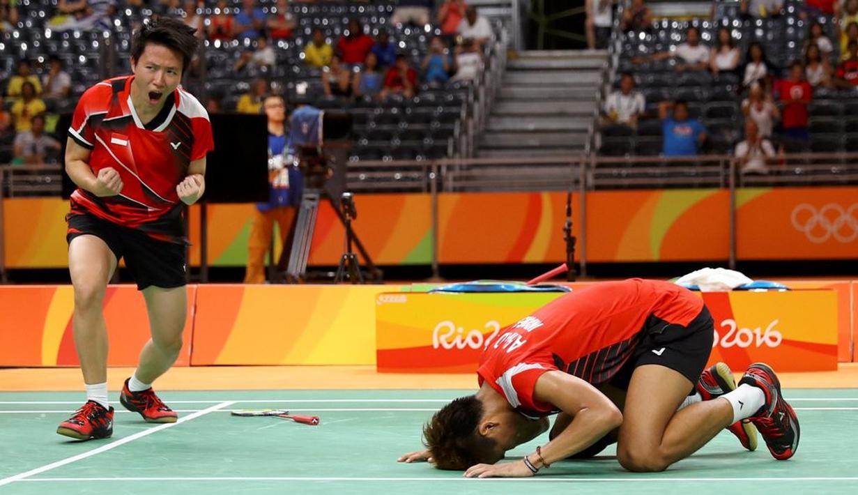 Tontowi Ahmad bersujud syukur dan Liliyana Natsir berteriak kegirangan setelah mengalahkan Chan Peng Soon/Goh Liu Ying pada partai final ganda campuran bulutangkis Olimpiade Rio 2016 di Riocentrio, Rabu (17/8/2016) WIB. (Reuters/Mike Blake)
