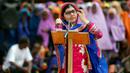 Penerima Nobel Perdamaian, Malala Yousafzai memberi sambutan dalam kunjungannya di kamp pengungsian Dadaab, dekat perbatasan antara Kenya-Somalia, (12/7). (REUTERS/Thomas Mukoya)