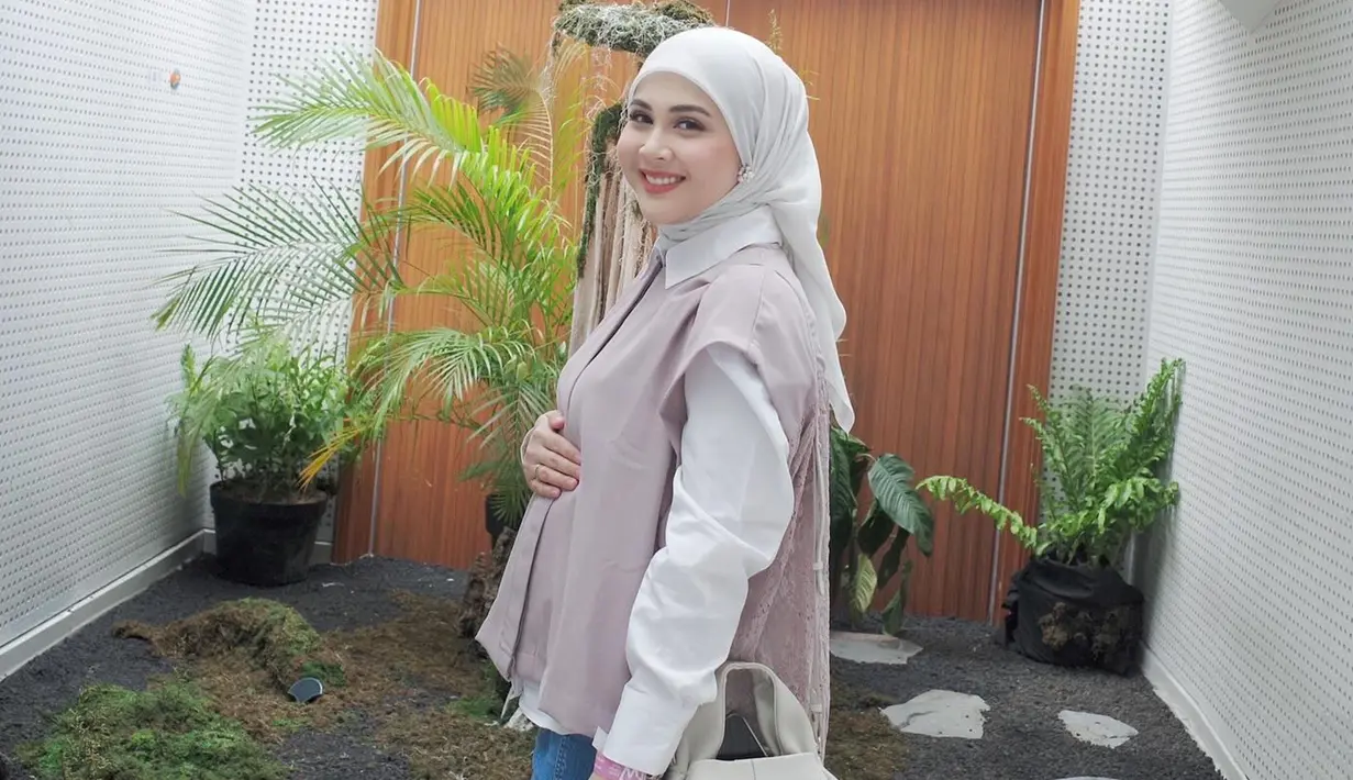 Kesha Ratuliu segera jadi ibu tiga anak di usianya yang 26 tahun. Meski sudah jadi ibu, tak sedikit netizen yang memuji Kesha Ratuliu tetap awet muda bak ABG. Padu padan busana yang stylish dan kekinian tentunya membuat Kesha seperti gadis. Sedang mengandung anak ketiga, bintang sinetron lawas Lupus Milenia ini tetap aktif berkegiatan dan mengurus buah hatinya. (Liputan6.com/IG/@kesharatuliu05)