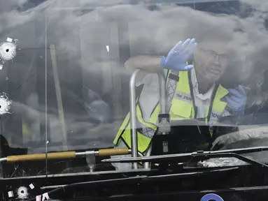 Polisi Israel memeriksa lokasi serangan penembakan yang dilakukan oleh dua pria bersenjata di sebuah halte bus di Yerusalem, Senin 8 September 2025. (AP Photo/Mahmoud Illean)