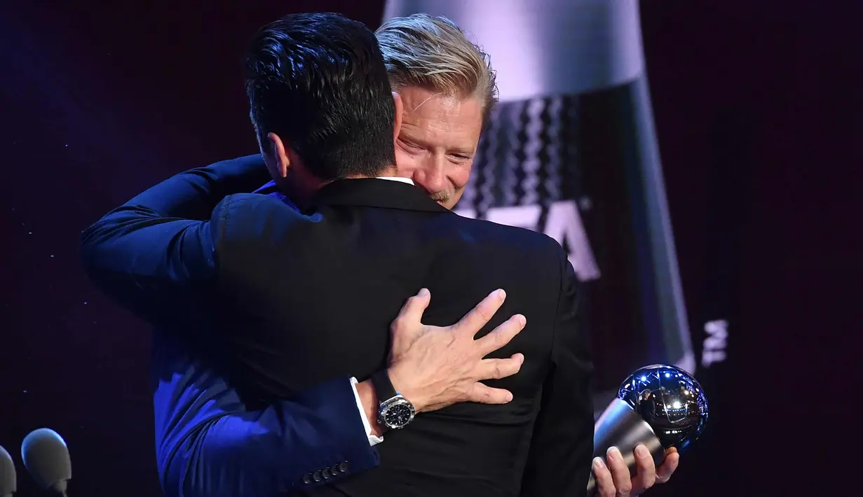 Gianluigi Buffon memeluk kiper legenda MU, Peter Schmeichel usai terpilih sebagai kiper terbaik dunia 2017 di London, Inggris (23/10). Buffon terpilih sebagai pemenang setelah mendapat total 42,42% suara. (AFP Photo/Ben Stansall)