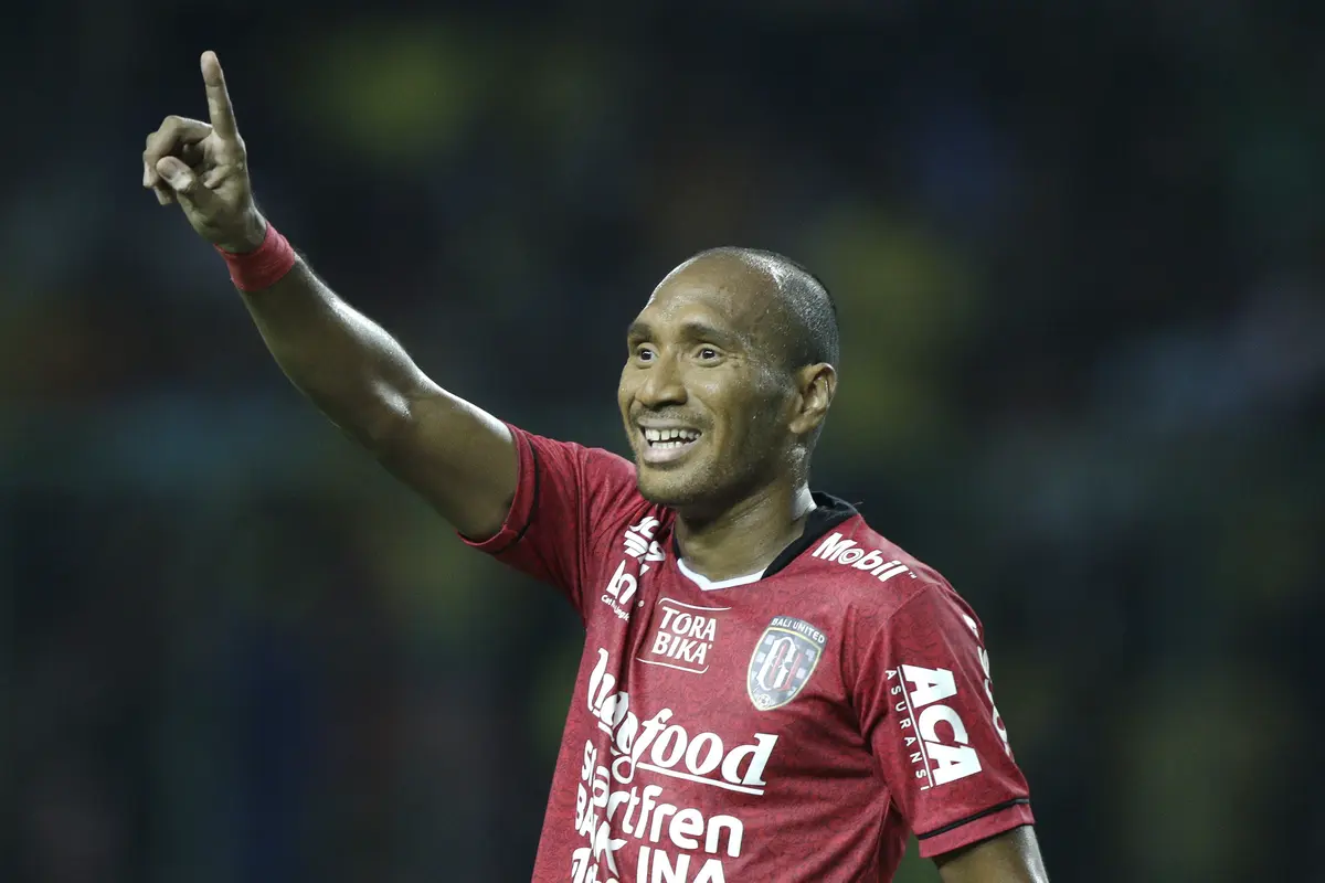 Bek Bali United, Leonard Tupamahu, melakukan protes saat melawan Bhayangkara FC pada laga Piala Presiden 2019. (Bola.com/Yoppy Renato)