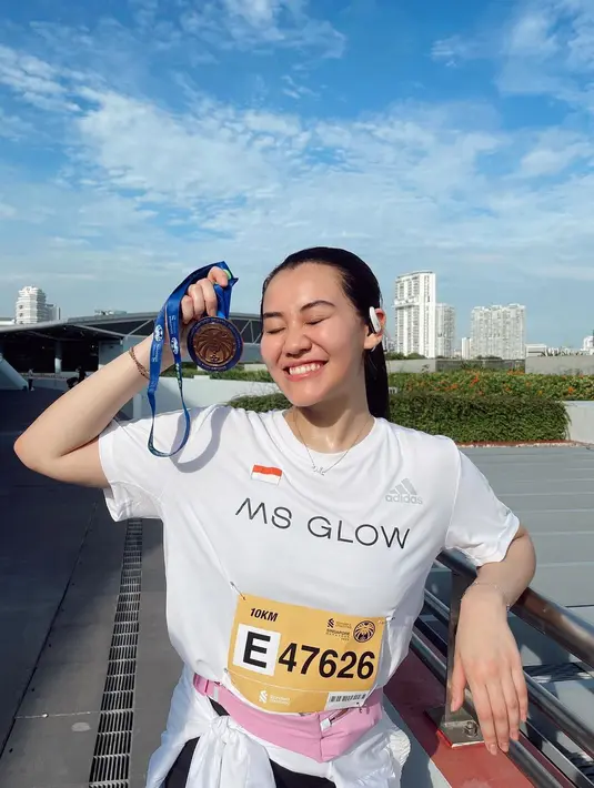 Aaliyah Massaid memamerkan medali di mana ia berhasil menempuh jarak lari 10KM. "Alhamdulillah finish first ever 10K race," tulis Aaliyah. [Foto: Instagram/aaliyah.massaid]
