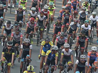 Tim balap sepeda dari dalam dan luar negeri adu kecepatan dalam even Tour de Jakarta 2016, Sabtu (30/7). Tour de Jakarta merupakan balapan di tengah kota dengan jarak tempuh 175,5 km yang terbagi dalam 13 putaran. (Liputan6.com/Immanuel Antonius)