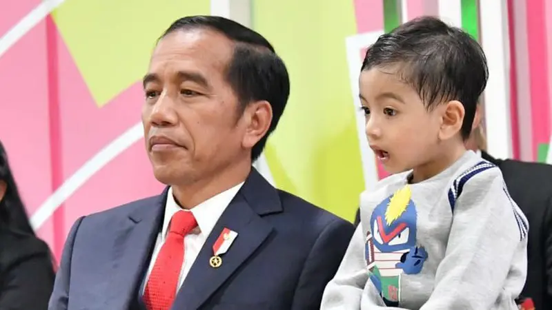 Presiden Jokowi mengajak cucunya Jan Ethes menyaksikan upacara pembukaan Asian Para Games 2018