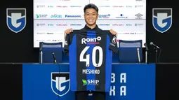 Ryotaro Meshino. Sayap kiri Jepang berusia 24 tahun ini baru saja pulang kampung untuk bergabung dengan klub semasa di akademi, Gamba Osaka dengan status bebas transfer usai kontraknya habis bersama Manchester City yang telah menjadi bagian kariernya sejak awal musim 2019/2020. Bersama The Citizens ia sama sekali belum pernah dimainkan di ajang mana pun karena lebih banyak dipinjamkan ke beberapa klub, seperti Heart of Midlothian FC, Rio Ave dan Estoril Praia. (gamba-osaka.net)