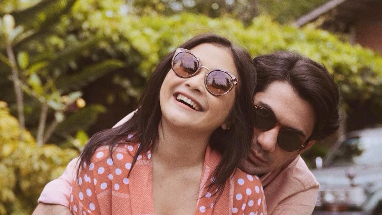 6 Potret Prilly Latuconsina dan Reza Rahadian di Balik Layar Series Terbaru