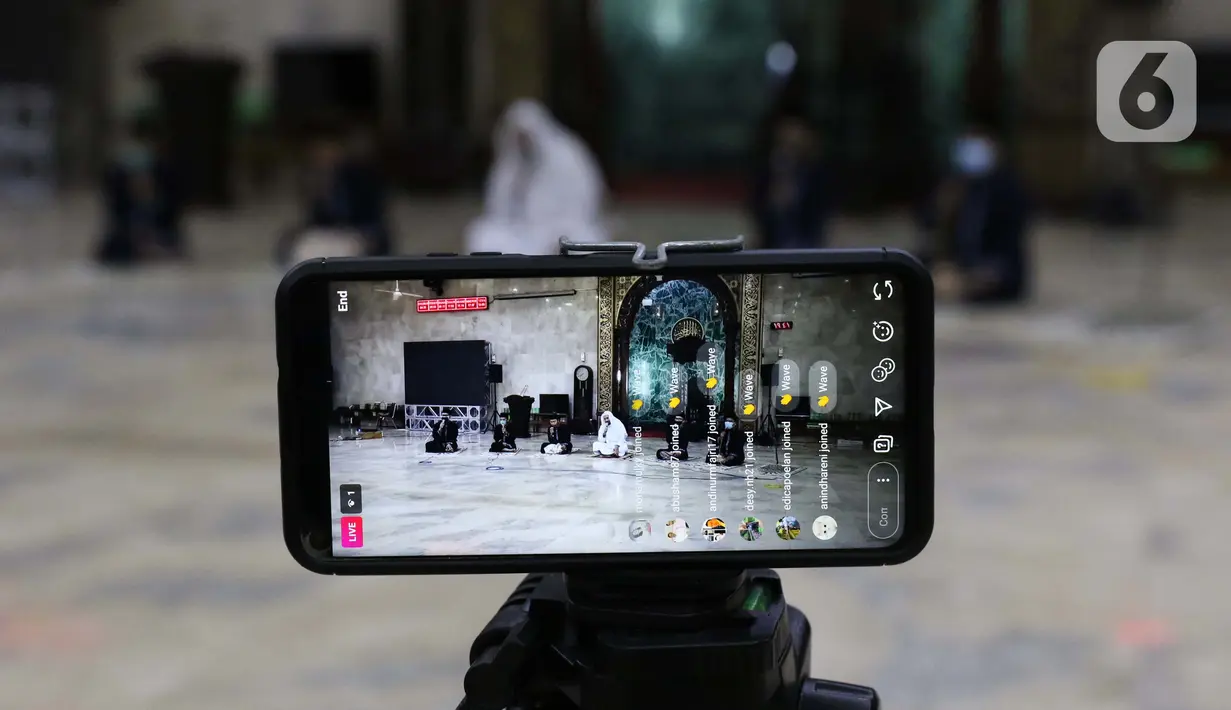 Para Imam Masjid Agung Sunda Kelapa menggemakan takbir malam Idul Fitri 1441 H yang disiarkan langsung melalui beragam media sosial, Jakarta, Sabtu (23/5/2020). Gema takbir yang disiarkan secara virtual untuk menghindari penyebaran virus COVID-19. (Liputan6.com/Helmi Fithriansyah)