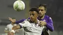 Penyerang FC Basel, Dan Ndoye berebut bola dengan bek Fiorentina, Luca Ranieri pada leg pertama semifinal Europa Conference League di Artemio Franchi, Jumat (12/5/2023) dini hari WIB. (Marco Bucco/LaPresse via AP)