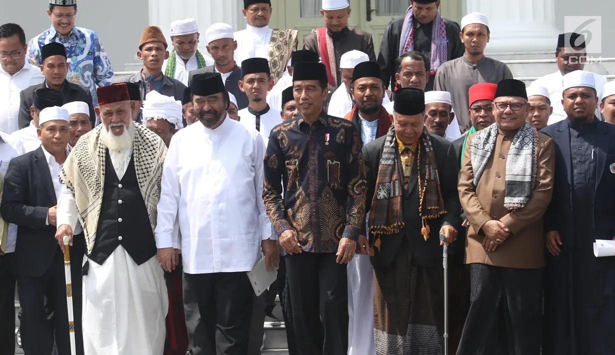 Presiden Joko WidJokowi Terima Ulama dan Tokoh Masyarakat Acehodo (Jokowi) didampingi Ketum NasDem Surya Paloh saat menerima sejumlah ulama dan tokoh masyarakat dari Provinsi Aceh di Istana Negara, Jakarta, Selasa (5/3). (Liputan6.com/Angga Yuniar)