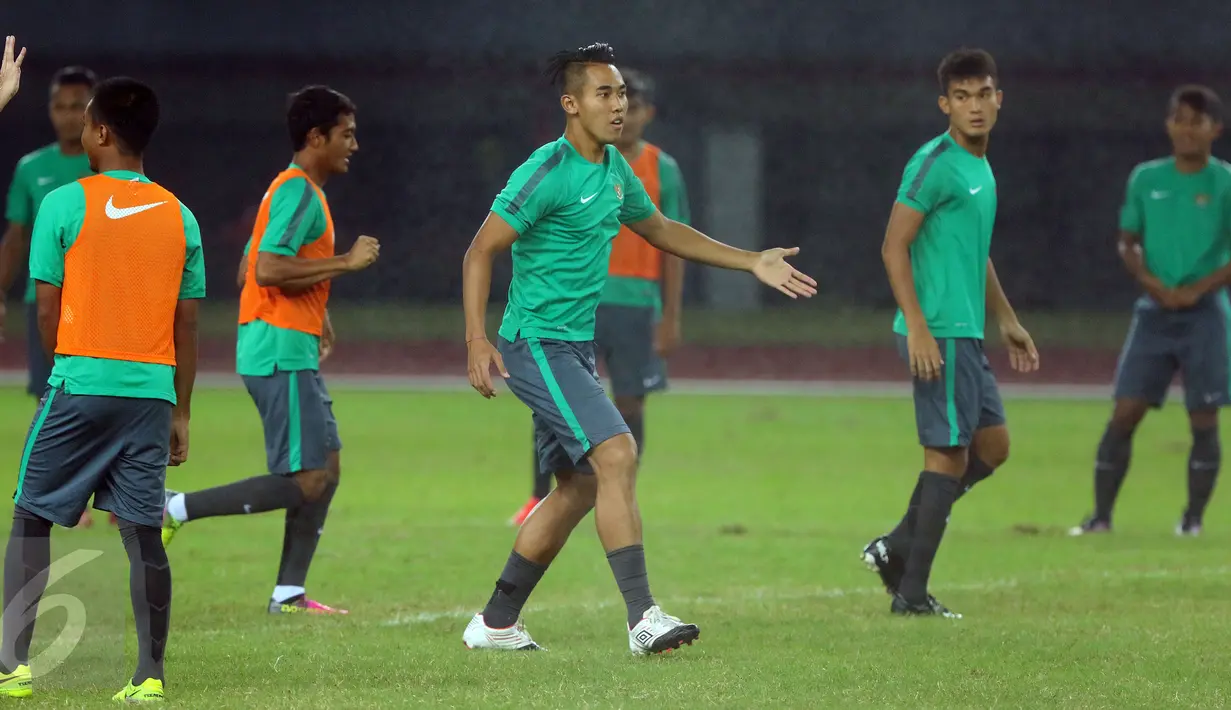 Pemain Timnas Indonesia U-22, Ryuji Utomo (tengah) saat melakukan latihan uji lapangan di Stadion Patriot Candrabhaga, Bekasi, Selasa (4/4). Timnas Indonesia U-22 akan melawan Persija pada Rabu (5/4). Liputan6.com/Helmi Fithriansyah)