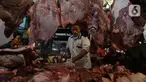 Pedagang daging sapi melayani pembeli di Pasar Perumnas, Jakarta, Selasa (19/1/2021). Pedagang daging sapi akan mogok jualan mulai 20 Januari 2021 sampai tiga hari ke depan. (merdeka.com/Imam Buhori)