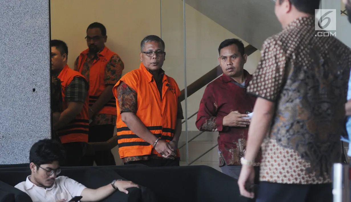 Pejabat Pembuat Komitmen (PPK) SPAM Toba 1 Donny Sofyan Arifin (tengah)  usai menandatangani P21 di Gedung KPK, Jakarta, Jumat (26/4). Donny akan menjalani sidang perdana Mei mendatang terkait kasus suap sejumlah proyek pembangunan SPAM ta 2017-2018 di Kementerian PUPR. (merdeka.com/Dwi Narwoko)